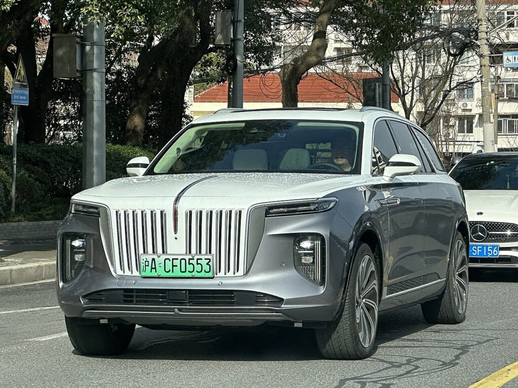 Bentley Torcal First Edition: 875 KM i szczytowa wersja elektrycznego SUV-a
